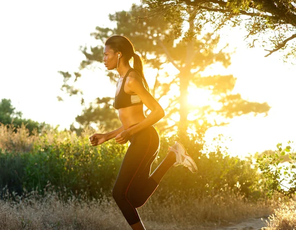 Ajuste mujer joven corriendo al aire libre — Foto de Stock