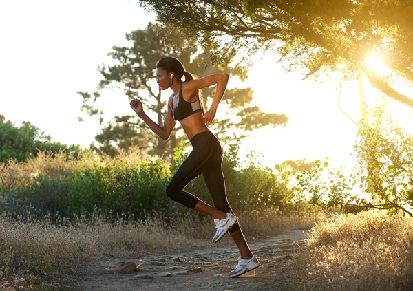 Активная африканская американка, бегущая на открытом воздухе — стоковое фото