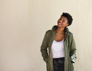 neşeli genç Afro-Amerikan kadın gülümsüyor