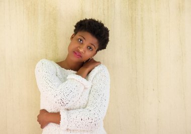 Silah ile duran genç Afro-Amerikan kadın geçti