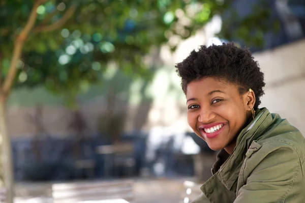 屋外でアフリカ系アメリカ人女性の笑みを浮かべてください。 — ストック写真