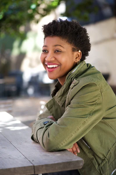 Felice giovane donna afro-americana seduta fuori — Foto Stock