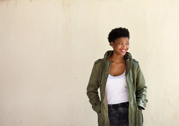 Retrato de uma jovem afro-americana sorrindo — Fotografia de Stock