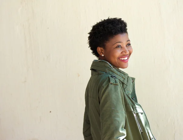 Mignon jeune femme noire souriant — Photo