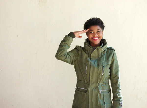 Ung kvinna ler och salutera — Stockfoto