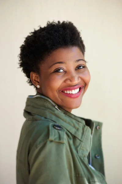 Jovem mulher afro-americana feliz sorrindo — Fotografia de Stock