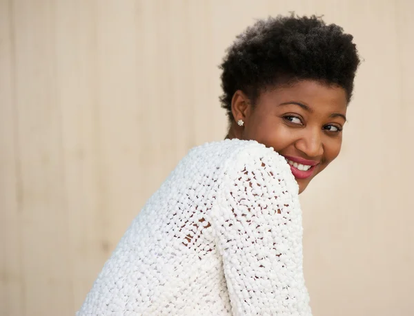 Retrato lateral de uma jovem mulher afro-americana bonito — Fotografia de Stock