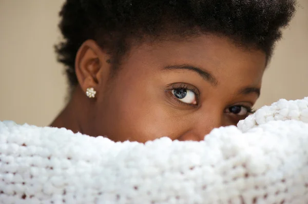 Portrait d'une jeune femme noire couvrant le visage — Photo