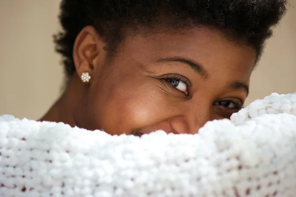 Linda joven mujer negra cubriendo la cara y sonriendo — Foto de Stock