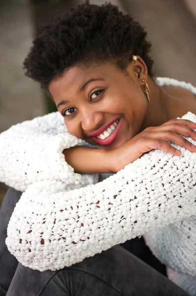 Sorrindo jovem mulher sentada fora — Fotografia de Stock