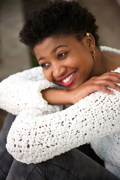 Relaxado jovem mulher sorrindo — Fotografia de Stock