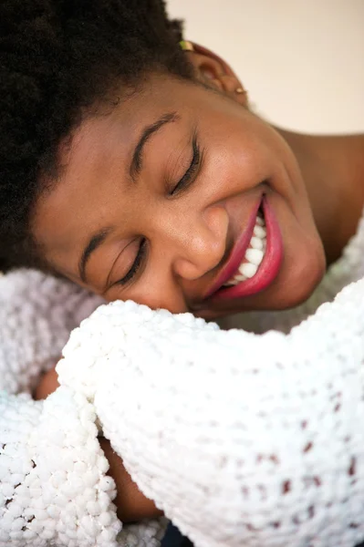 Mujer joven sonriendo con los ojos cerrados —  Fotos de Stock