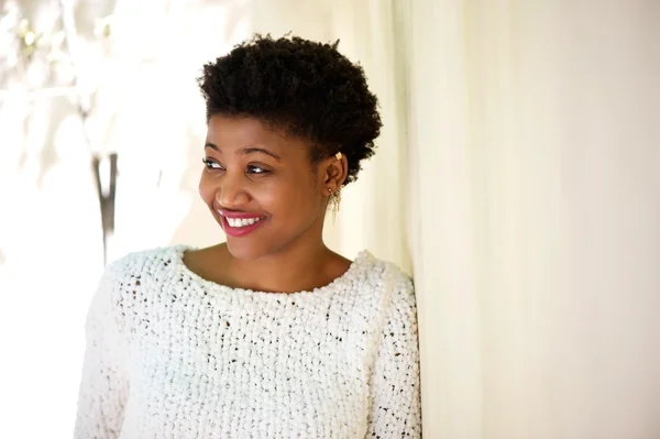 Hermosa mujer afroamericana sonriendo —  Fotos de Stock