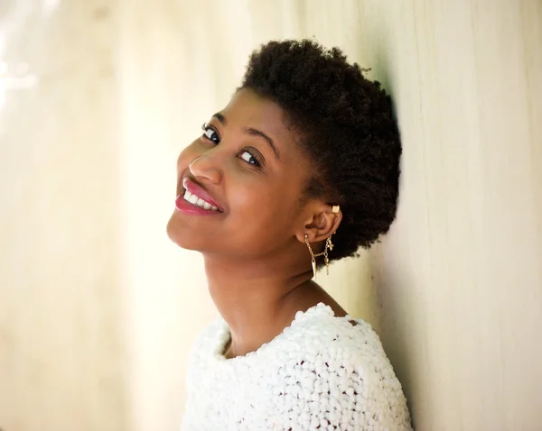 Atractiva joven mujer afroamericana sonriendo — Foto de Stock