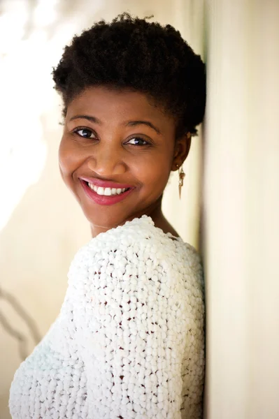 Jovem mulher africana atraente sorrindo — Fotografia de Stock