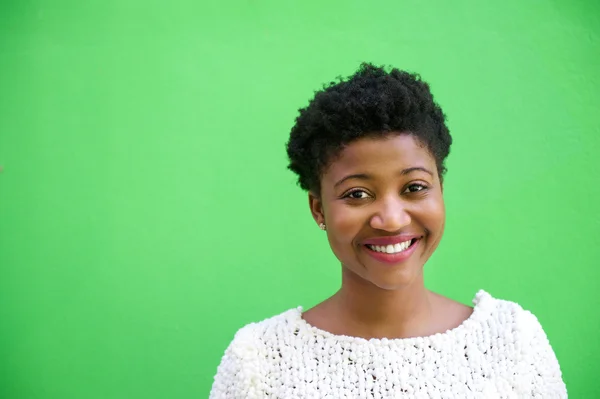 Улыбающаяся африканская американка на изолированном зеленом фоне — стоковое фото