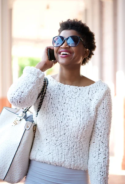 Sorrindo mulher andando e falando no celular — Fotografia de Stock