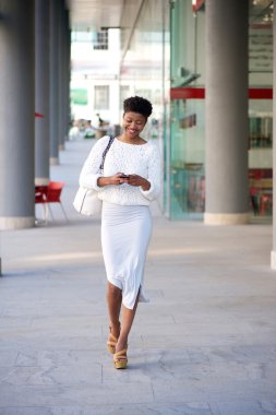 Gülümseyen kadın gönderen kısa mesaj cep telefonunuzun yürüyüş