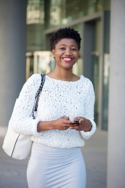 Genç kadın gönderen kısa mesaj şehrin gülümseyen
