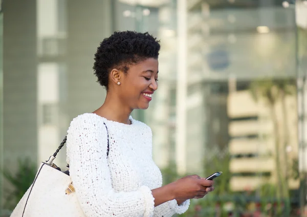 Mujer afroamericana feliz leyendo mensaje de texto —  Fotos de Stock