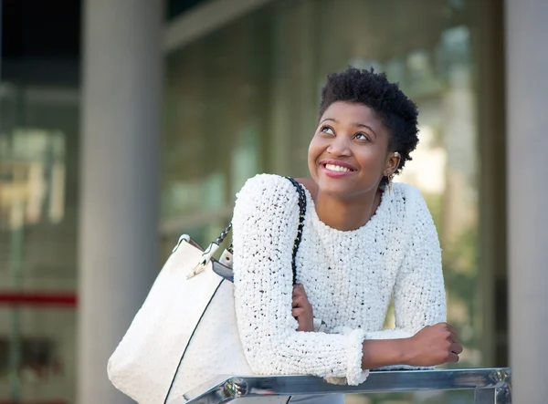 Mujer afroamericana feliz sonriendo en la ciudad — Foto de Stock