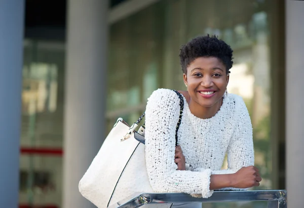 Jeune femme afro-américaine souriant dans la ville — Photo