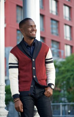 gülümseyen yakışıklı genç