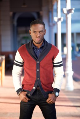 Şık Afrikalı-Amerikalı adam açık havada poz