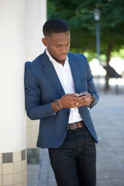 Afrika işadamı cep telefonu kısa mesaj gönderme