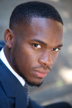 Açık havada oturan genç siyah işadamı 