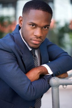 Serin işadamı dışında silah ile poz geçti