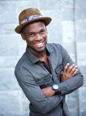 Silah ile gülümseyen yakışıklı Afrikalı-Amerikalı adam geçti