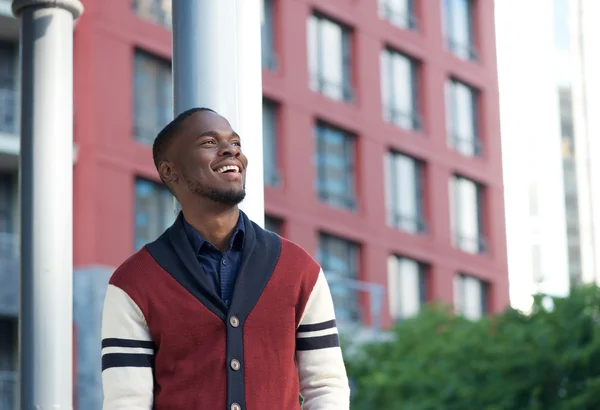 Homem negro feliz sorrindo na cidade — Fotografia de Stock