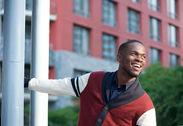 Un jeune homme confiant souriant à l'extérieur — Photo