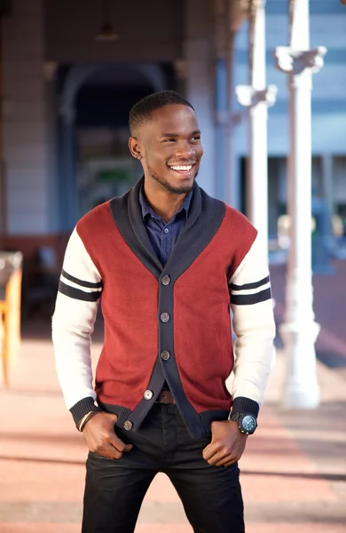 Charmante Afro-Amerikaanse man die lacht buitenshuis — Stockfoto