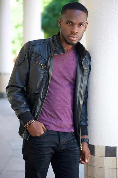 Cool Afrikaanse Amerikaanse man in zwart lederen jas — Stockfoto