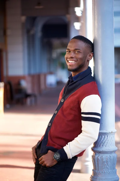 Bonito jovem casual homem rindo na cidade — Fotografia de Stock