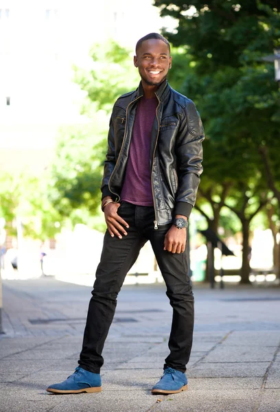 Χαμογελώντας αφρικανική αμερικανική άνθρωπος σε μαύρο δερμάτινο μπουφάν — Φωτογραφία Αρχείου