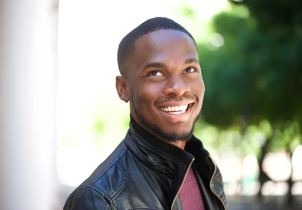 Alegre hombre afroamericano riendo y mirando hacia arriba —  Fotos de Stock