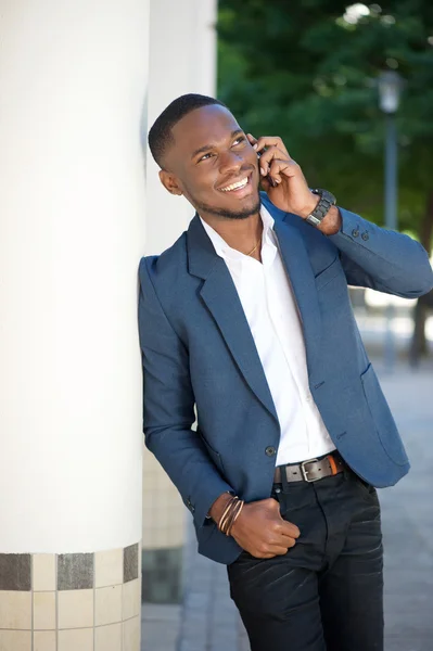 Feliz joven hombre de negocios llamando con teléfono móvil —  Fotos de Stock