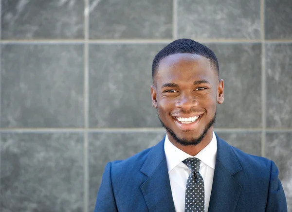 Empresário afro-americano sorridente — Fotografia de Stock