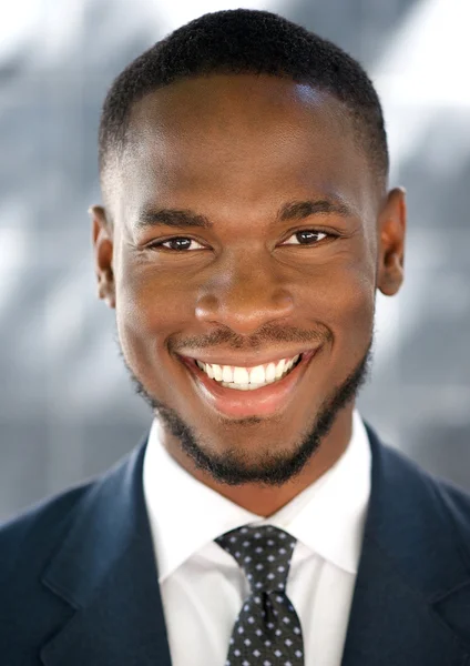 Joven hombre de negocios afroamericano sonriendo — Foto de Stock