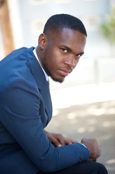 Giovane uomo d'affari africano americano seduto fuori — Foto Stock