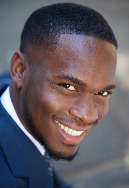 Felice giovane uomo d'affari africano americano sorridente — Foto Stock