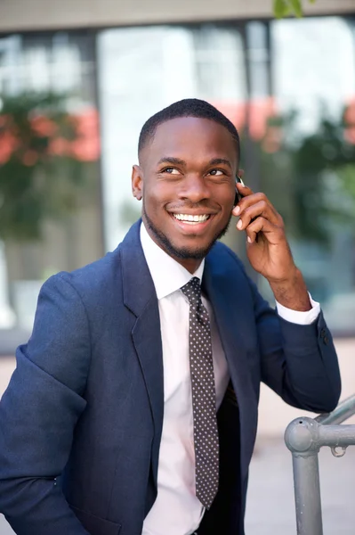 Glücklicher selbstbewusster Geschäftsmann, der per Handy anruft — Stockfoto