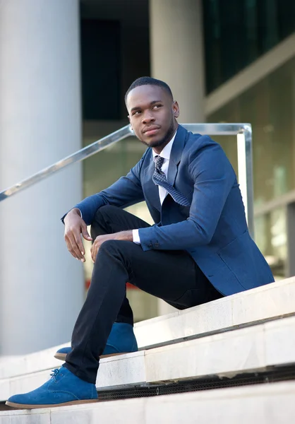 Empresario afroamericano sentado en la ciudad — Foto de Stock