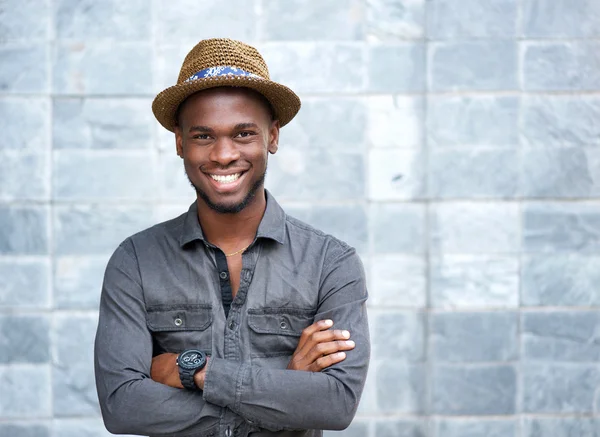 Šťastný mladý muž s kloboukem — Stock fotografie