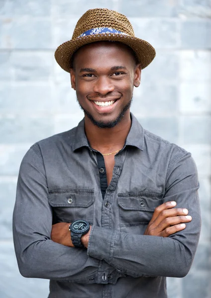 Affascinante uomo africano americano sorridente con cappello — Foto Stock