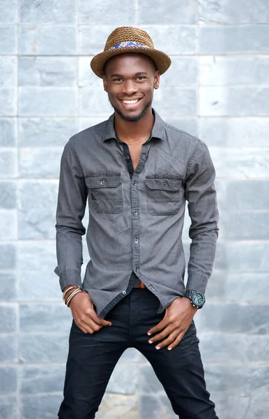 Jeune homme afro-ameircan souriant avec chapeau — Photo