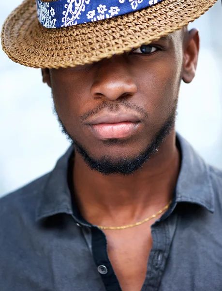 Elegante joven afroamericano hombre con sombrero — Foto de Stock